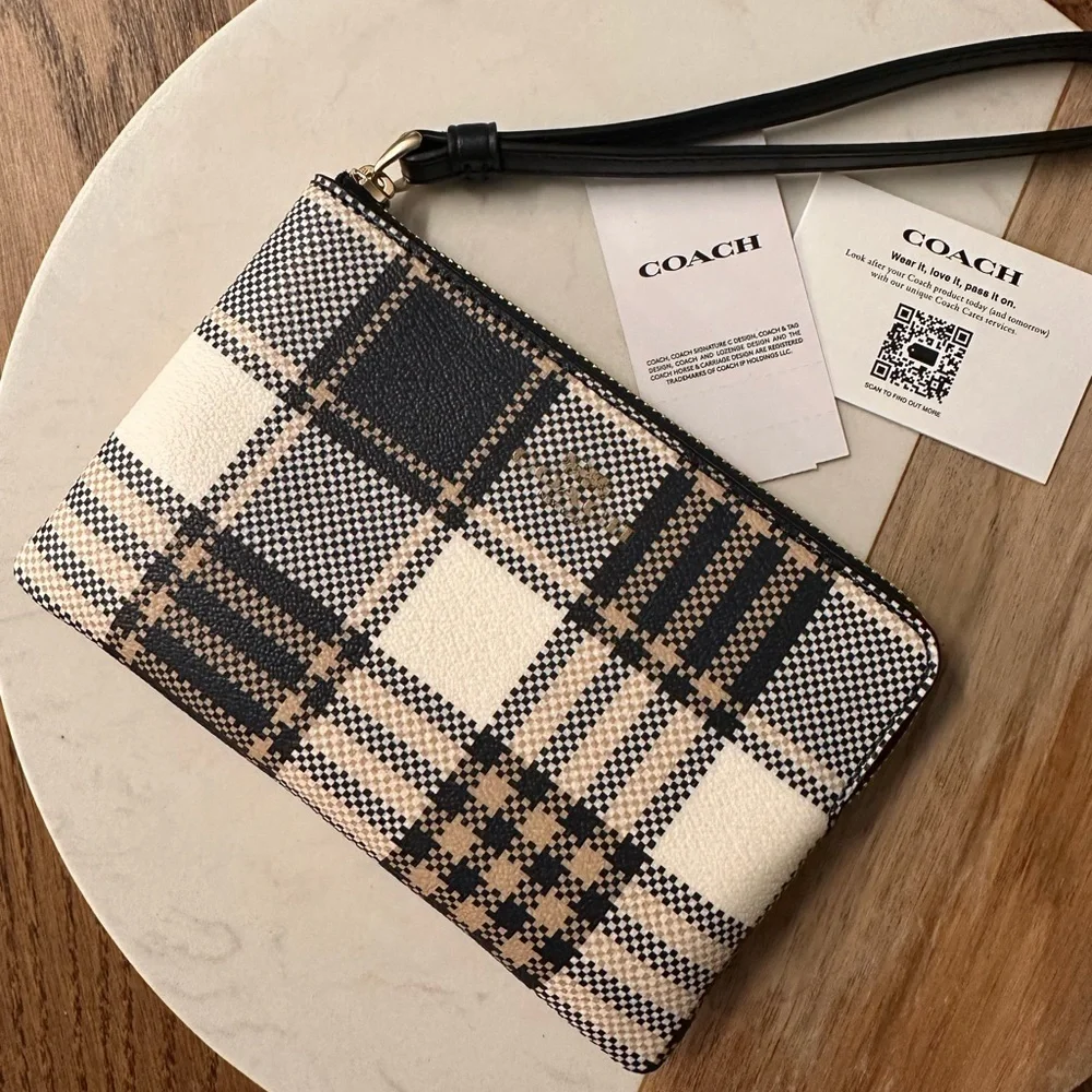 NWT! NEW! Coach Black and Cream Checkered Wristlet with handle